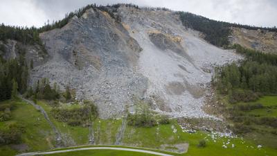 Schweiz, Riesige Felsmassen bedrohen Dorf Brienz - Evakuierung gestartet  Das Berdorf Brienz/Brinzauls wird evakuiert. S-stock-foto