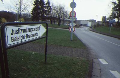 Bildnummer: 56907922  Datum: 02.04.2000  Copyright: imago/teutopressJustizvollzugsanstalt (JVA) Bielefeld - Brackwede I 04/00 mapo JVA Justizvollzugsanstalt Anstalt Vollzug Strafvollzug Strafe Gef?ngnisstrafe Gef?ngnis Knast Justiz Au?enansicht drau?en Geb?ude Architektur Stra?e Weg Schild Wegweiser Hinweisschild Einfahrt Zufahrt Zufahrtsstra?e Parkplatz Baum B?ume quer x0x xkg 2000 quer  56907922 Date 02 04 2000 Copyright Imago  Prison JVA Bielefeld Brackwede I 04 00  JVA Prison Institute Enforcement Prison Penalty u0026#39;Imprisonment Prison Prison Justice exterior view outside Building Architecture Road Way Shield Signs Sign Entrance Driveway Access road Parking Tree Trees horizontal x0x xkg 2000 horizontal-stock-foto