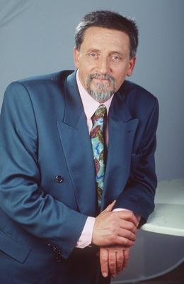Hubert Weinzierl 04/92 nou Mann Autor dunkelhaarig Bart hoch halb stehend angelehnt Tisch neutral-stock-foto