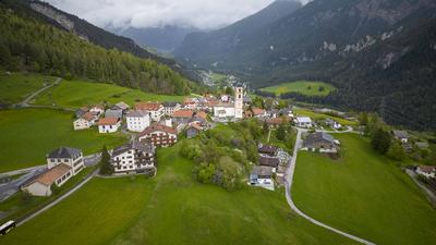 Schweiz, Riesige Felsmassen bedrohen Dorf Brienz - Evakuierung gestartet  Das Berdorf Brienz/Brinzauls wird evakuiert. S-stock-foto