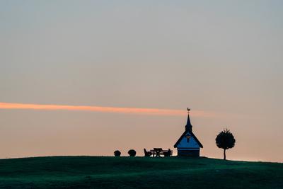 Kleine Kapelle in der N?he von Lommersdorf bei Sonnenaufgang, Rheinland Pfalz, Deutschland *** small Chapel in the Proxi-stock-foto