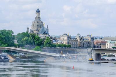 17.06.2025. Abrissarbeiten an der teilweise eingest?rzten Carolabr?cke an der Elbe in Dresden. Im Hintergrund die Frauen-stock-foto