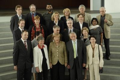 Bundeskanzlerin Angela Merkel (Mitte GER) und den Vertretern von Nicht-Regierungsorganisation Rainward Bastian, Rob van-stock-foto