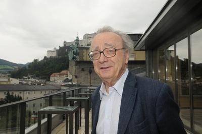 Bildnummer: 55685593  Datum: 08.08.2011  Copyright: imago/Manfred Siebinger2011 - Alfred Brendel, das blaue sofa, TV-Aufzeichnung, Salzburg Kulisse 2011 - Alfred Brendel, das blaue sofa, TV-Aufzeichnung, Salzburg Kulisse People Kultur TV Fernsehen Fernsehshow Talkshow Shooting Pressetermin Salzburg xdp 2011 quer 2011 das blaue sofa TV Aufzeichnung Salzburg Kulisse ZDF Alfred Brendel Bildnummer 55685593 Date 08 08 2011 Copyright Imago Manfred Inger screen 2011 Alfred Brendel the Blue Sofa TV Recording Salzburg Backdrop 2011 Alfred Brendel the Blue Sofa TV Recording Salzburg Backdrop Celebrities Culture TV Television TV Talk show Shooting Press call Salzburg XDP 2011 horizontal 2011 the Blue Sofa TV Recording Salzburg Backdrop ZDF Alfred Brendel-stock-foto