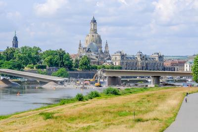 17.06.2025. Abrissarbeiten an der teilweise eingest?rzten Carolabr?cke an der Elbe in Dresden. Im Hintergrund die Frauen-stock-foto