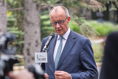 Kananaskis, Alberta, Kanada, 17.06.2025: Mountain Lodge: G7-Gipfel 2025: Bundeskanzler Friedrich Merz (CDU) gibt zum Abs-stock-photo