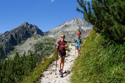 Grandmother with grandchildren on hike in autumn mountains. Kids spending summer break in nature with family. Grandmothe-stock-foto