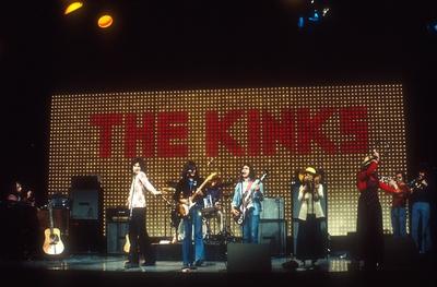 The Kinks on Midnight Special TV Show circa 1974 PUBLICATIONxNOTxINxUSA Copyright: xJeffreyxMayerx/xRockxNegativesx/xMed-stock-foto