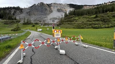 Schweiz, Riesige Felsmassen bedrohen Dorf Brienz - Evakuierung gestartet  Das Berdorf Brienz/Brinzauls wird evakuiert. S-stock-foto