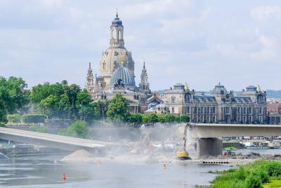 17.06.2025. Abrissarbeiten an der teilweise eingest?rzten Carolabr?cke an der Elbe in Dresden. Im Hintergrund die Frauen-stock-foto