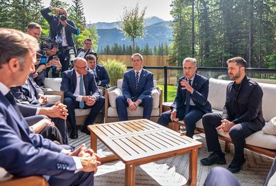 Kananaskis, Alberta, Kanada, 17.06.2025: Mountain Lodge: G7-Gipfel 2025: L-R: Frankreichs Pr?sident Emmanuel Macron, Bun-stock-photo