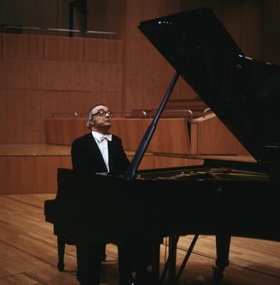 ALFRED BRENDEL Alfred Brendel, ?sterreichischer Pianist, bei einem Konzert, 1980. Alfred Brendel, Austrian pianist, duri-stock-foto