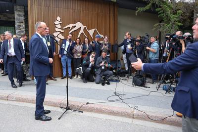 Kananaskis, Alberta, Kanada, 17.06.2025: Mountain Lodge: G7-Gipfel 2025: Bundeskanzler Friedrich Merz (CDU) gibt zum Abs-stock-foto
