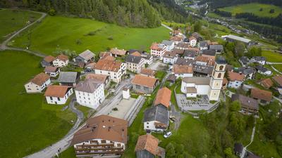 Schweiz, Riesige Felsmassen bedrohen Dorf Brienz - Evakuierung gestartet  Das Berdorf Brienz/Brinzauls wird evakuiert. S-stock-foto