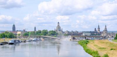 17.06.2025. Abrissarbeiten an der teilweise eingest?rzten Carolabr?cke an der Elbe in Dresden. Im Hintergrund die Frauen-stock-foto