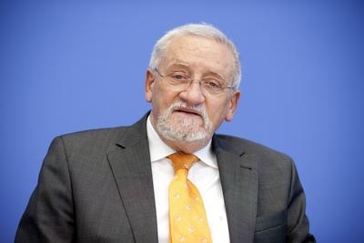 Hubert Weinzierl , Praesident des Deutscher Naturschutzring . Berlin 03.05.2011 Hubert Weinzierl , president of the Ger-stock-foto