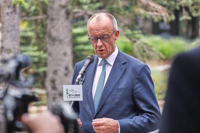 Kananaskis, Alberta, Kanada, 17.06.2025: Mountain Lodge: G7-Gipfel 2025: Bundeskanzler Friedrich Merz (CDU) gibt zum Abs-stock-foto