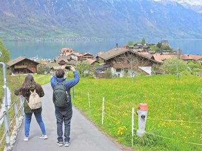 Foto Manuel Geisser 02.05.2023 Eine koreanische Netflix-Doku lockt viele Asyaten nach Iseltwald am Brienzersee. Ein Self-stock-photo