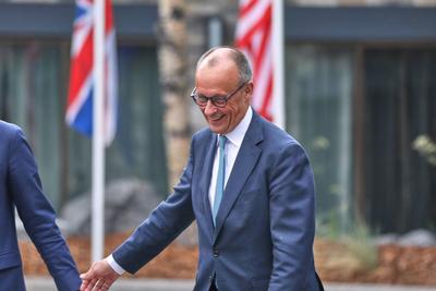 Kananaskis, Alberta, Kanada, 17.06.2025: Mountain Lodge: G7-Gipfel 2025: Bundeskanzler Friedrich Merz (CDU) mit Mitarbei-stock-foto