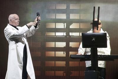 Pet Shop Boys, Saenger Neil Tennant, Keyboarder Chris Lowe, im Konzert live in der Uber Arena in Berlin, Musik, Pop, Ber-stock-photo