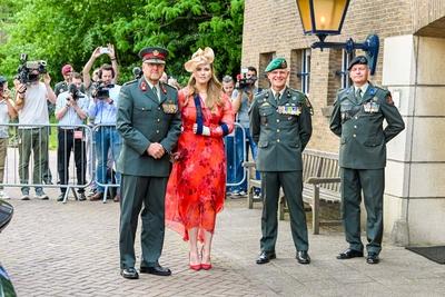 King presents standard to the Princess Catharina-Amalia Hussar Regiment, Amersfoort, The Netherlands-stock-foto