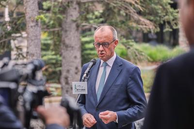 Kananaskis, Alberta, Kanada, 17.06.2025: Mountain Lodge: G7-Gipfel 2025: Bundeskanzler Friedrich Merz (CDU) gibt zum Abs-stock-foto