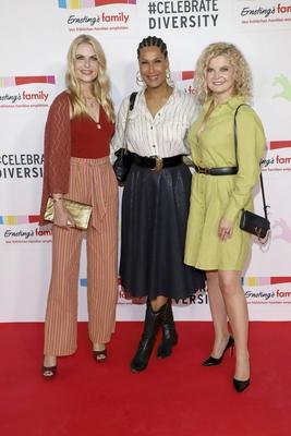 Tanja Buelter, Marie Amiere, Eva Imhof zu Gast auf dem roten Teppich bei der Ernstings Fashion HW Show 2025 unter dem Motto Celebrate Diversity im Hotel Empire Riverside am 17.Juni 2025 in Hamburg Hamburg Deutschland *** Tanja Buelter, Marie Amiere, Eva Imhof as guests on the red carpet at the Ernstings Fashion HW Show 2025 under the motto Celebrate Diversity at the Hotel Empire Riverside on June 17, 2025 in Hamburg Hamburg Germany-stock-foto