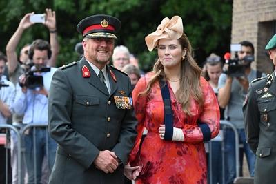 King presents standard to the Princess Catharina-Amalia Hussar Regiment, Amersfoort, The Netherlands-stock-foto