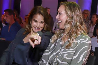 Teri Hatcher und Elisabeth Roehm zu Gast bei der Ernstings Fashion HW Show 2025 unter dem Motto Celebrate Diversity im Hotel Empire Riverside am 17.Juni 2025 in Hamburg Hamburg Deutschland *** Teri Hatcher and Elisabeth Roehm as guests at the Ernstings Fashion HW Show 2025 under the motto Celebrate Diversity at the Hotel Empire Riverside on June 17, 2025 in Hamburg Hamburg Germany-stock-foto