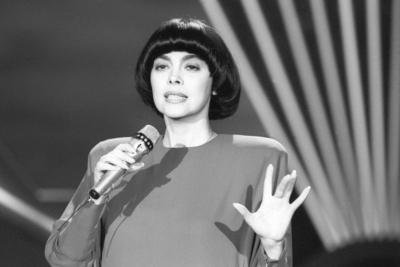 Archivbilder der Woche KW45 Mireille Mathieu (S?ngerin) 09/87 ru Mireille Mathieu w?hrend eines Auftritts im September 1-stock-foto
