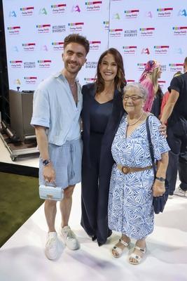 Felix Nieder, Teri Hatcher, Waltraud Braeuss zu Gast bei der Ernstings Fashion HW Show 2025 unter dem Motto Celebrate Diversity im Hotel Empire Riverside am 17.Juni 2025 in Hamburg Hamburg Deutschland *** Felix Nieder, Teri Hatcher, Waltraud Braeuss as guests at the Ernstings Fashion HW Show 2025 under the motto Celebrate Diversity at the Hotel Empire Riverside on June 17, 2025 in Hamburg Hamburg Germany-stock-foto