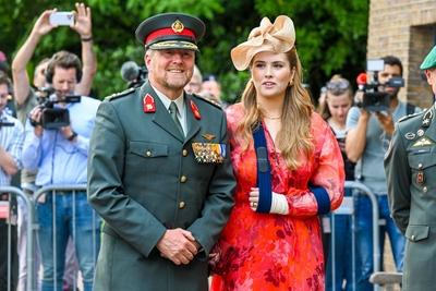 King presents standard to the Princess Catharina-Amalia Hussar Regiment, Amersfoort, The Netherlands-stock-foto