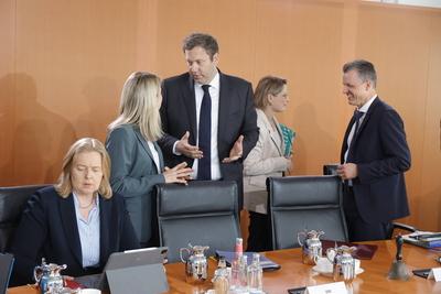 Verena Hubertz, Bundesministerin f?r Wohnen, Stadtentwicklung und Bauwesen, Lars Klingbeil, Bundesminister der Finanzen-stock-foto