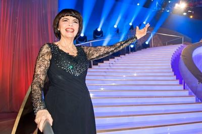 Bildnummer: 58586723  Datum: 13.10.2012  Copyright: imago/STAR-MEDIAARD - Das Herbstfest der ?berraschungen. S?ngerin Mireille Mathieu ( FRA). S?ngerin Mireille Mathieu ( FRA) anl??lich der ARD Fernsehshow Das Herbstfest der ?berraschungen am 13.10.2012 in der Erdgas Arena Riesa. People Entertainment Musik Shooting xmk x0x 2012 quer Aufmacher premiumd 2012 quer Querformat Halbfigur Halbk?rper Halbportrait ARD Das erste Deutschland Fernsehen Fernsehshow Kultur Kunst Live Livesendung MDR Mitteldeutscher Rundfunk Musik Musikerin Person Personen Schlager Schlagers?ngerin Show TV Unterhaltung Volksmusik volkst?mlich  58586723 Date 13 10 2012 Copyright Imago Star Media ARD the Autumn Festival the Surprises Singer Mireille Mathieu FRA Singer Mireille Mathieu FRA during the ARD TV the Autumn Festival the Surprises at 13 10 2012 in the Natural gas Arena Riesa Celebrities Entertainment Music Shooting xmk x0x 2012 horizontal Highlight premiumd 2012 horizontal Landscape Half- Half Half-portrait ARD the First Germany Television TV Culture Art Live Live broadcast MDR resources Broadcasting Music Musician Person People Schlager Pop singer Show TV Entertainment Folk music folksy-stock-photo