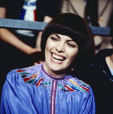 HITPARADE Hitparade, ZDF Musiksendung, Auftritt der franz?sischen S?ngerin Mireille Mathieu, 1978. Hitparade, ZDF music-stock-foto