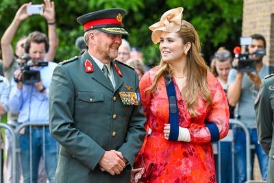 King presents standard to the Princess Catharina-Amalia Hussar Regiment, Amersfoort, The Netherlands-stock-foto