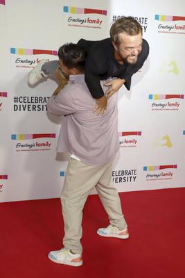 Simon Albers, Mathias Mester zu Gast auf dem roten Teppich bei der Ernstings Fashion HW Show 2025 unter dem Motto Celebrate Diversity im Hotel Empire Riverside am 17.Juni 2025 in Hamburg Hamburg Deutschland *** Simon Albers, Mathias Mester as guests on the red carpet at the Ernstings Fashion HW Show 2025 under the motto Celebrate Diversity at the Hotel Empire Riverside on June 17, 2025 in Hamburg Hamburg Germany-stock-photo