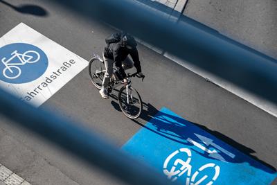 Mann auf einem Rennrad auf seinem morgendlichen Weg durch die Stadt-stock-foto
