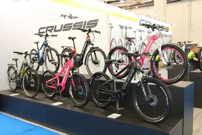 e-MTB (u.a. One Guera 7.7) am Stand von Crussis, Eurobike 13.-17.07.2022, gr??te Bike & Mobilit?tsshow der Welt, Weltle-stock-foto