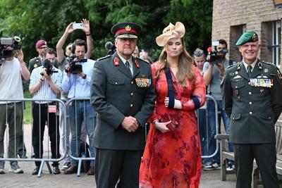 King presents standard to the Princess Catharina-Amalia Hussar Regiment, Amersfoort, The Netherlands-stock-foto
