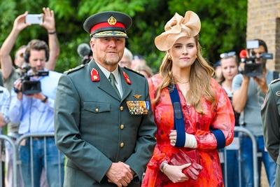 King presents standard to the Princess Catharina-Amalia Hussar Regiment, Amersfoort, The Netherlands-stock-foto