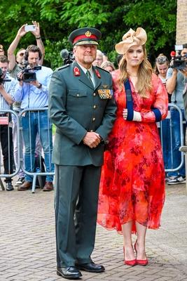 King presents standard to the Princess Catharina-Amalia Hussar Regiment, Amersfoort, The Netherlands-stock-foto