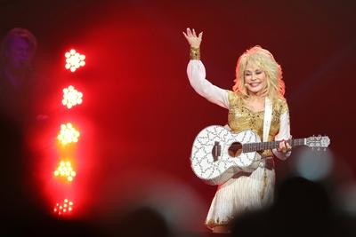19/ Konzert: Dolly Parton, Musiker US-amerikanische Country-Saengerin Dolly Rebecca Parton live in der Berliner O2 World-stock-photo