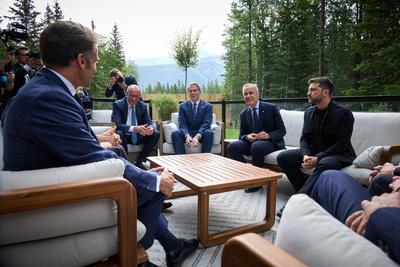 Ukrainian President Volodymyr Zelenskyy attends the G7-stock-foto