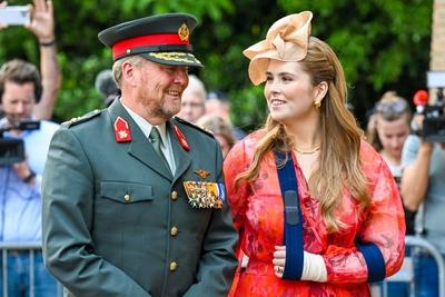 King presents standard to the Princess Catharina-Amalia Hussar Regiment, Amersfoort, The Netherlands-stock-foto