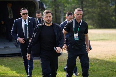 Ukrainian President Volodymyr Zelenskyy attends the G7-stock-foto