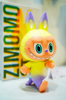 Labubu Ausstellung in Peking  BEIJING, CHINA - JUNE 18: Labubu doll is on display during the first-generation Labubu col-stock-foto