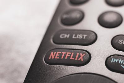 Netflix will Account-Sharing vermeiden Symbolbild: Netflix Logo auf Fernbedienung am 02.02.2023. Netflix will Account-Sh-stock-foto