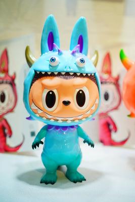 Labubu Ausstellung in Peking  BEIJING, CHINA - JUNE 18: Labubu doll is on display during the first-generation Labubu col-stock-foto