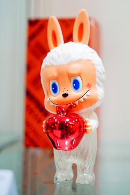 Labubu Ausstellung in Peking  BEIJING, CHINA - JUNE 18: Labubu doll is on display during the first-generation Labubu col-stock-foto